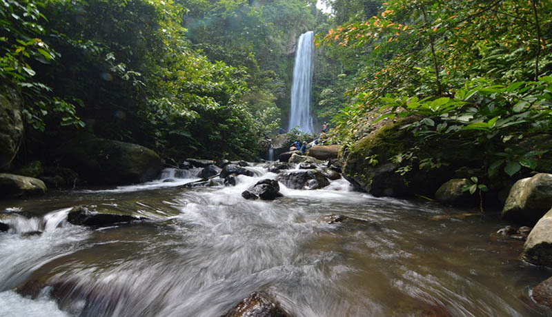 Keindahan Air Terjun Alam dengan Kolam Segar dan Alam Tenang
